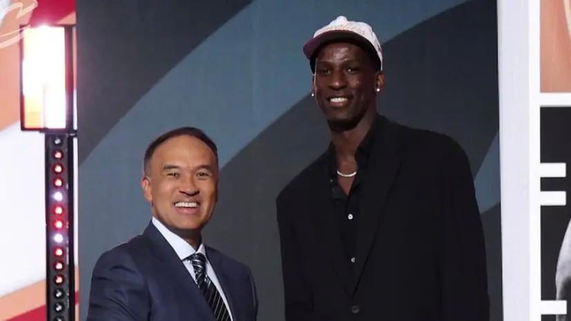 Saliou Niang con il vice commisioner Mark Tatum - Foto dal profilo Instagram dei Cavs e Saliou Niang