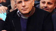 Il superlatitante della camorra, Michele Zagaria, arrestato dalla polizia a Casapesenna oggi, 7 dicembre 2011, viene portato dai poliziotti fuori dalla Questura di Caserta, in Piazza Vanvitelli. ANSA/ FELICE DE MARTINO/AG. FRATTARI