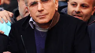 Il superlatitante della camorra, Michele Zagaria, arrestato dalla polizia a Casapesenna oggi, 7 dicembre 2011, viene portato dai poliziotti fuori dalla Questura di Caserta, in Piazza Vanvitelli. ANSA/ FELICE DE MARTINO/AG. FRATTARI