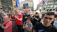 epa12195414 Demonstrators protest against the amendment of the assembly law banning the Pride and a draft law about transparency of public life in downtown Budapest, Hungary, 24 June 2025. EPA/ZOLTAN BALOGH HUNGARY OUT