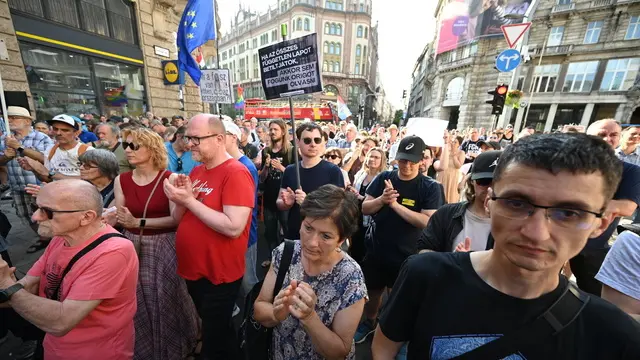 epa12195414 Demonstrators protest against the amendment of the assembly law banning the Pride and a draft law about transparency of public life in downtown Budapest, Hungary, 24 June 2025. EPA/ZOLTAN BALOGH HUNGARY OUT