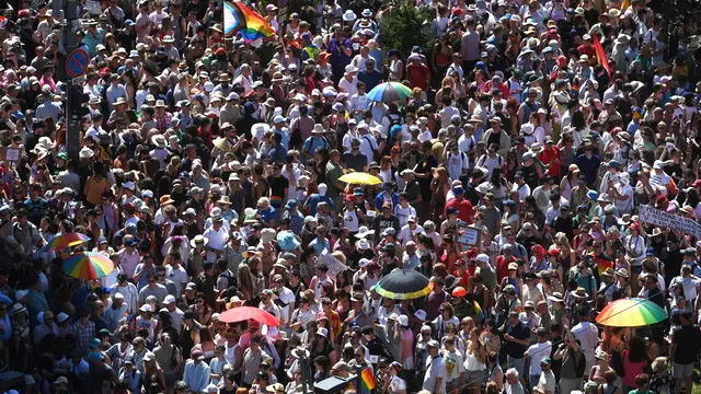 epa12203001 Participants attend the Budapest Pride march in Budapest, Hungary, 28 June 2025. Thousands of people gathered at the Pride march despite a law passed earlier this year banning Pride events. EPA/ZOLTAN BALOGH HUNGARY OUT