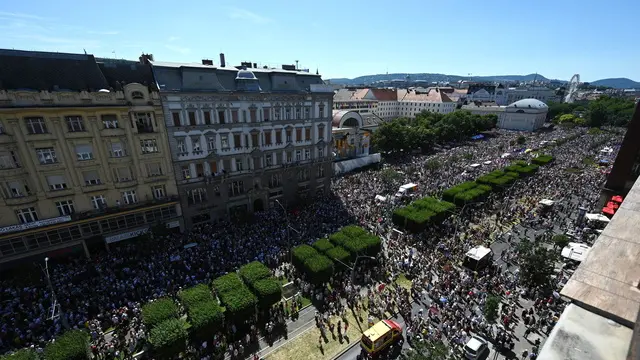 epa12203002 Participants attend the Budapest Pride march in Budapest, Hungary, 28 June 2025. Thousands of people gathered at the Pride march despite a law passed earlier this year banning Pride events. EPA/ZOLTAN BALOGH HUNGARY OUT