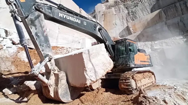 Al lavoro in una cava