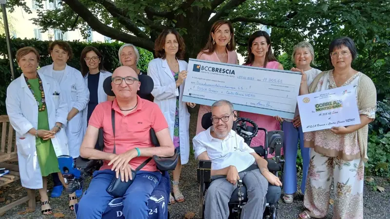 I membri di Aisla e NeMo con l'assegno - © www.giornaledibrescia.it