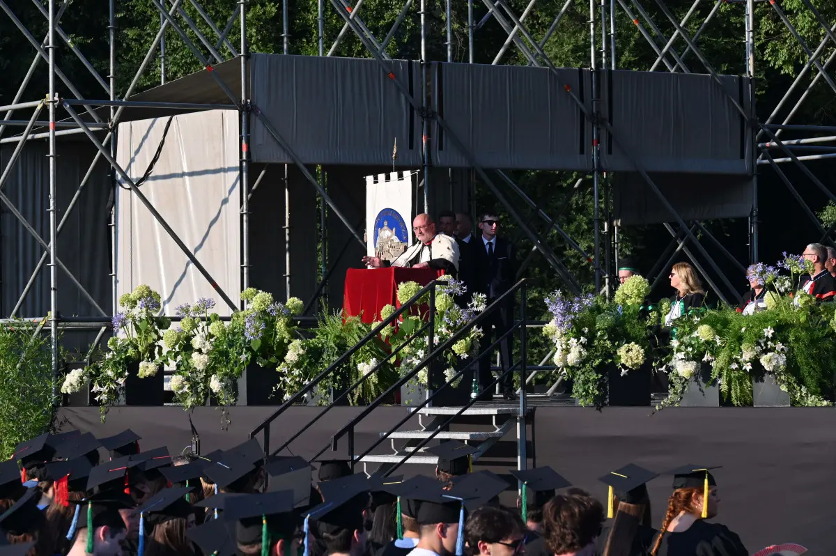 La cerimonia dei laureati a Campo Marte