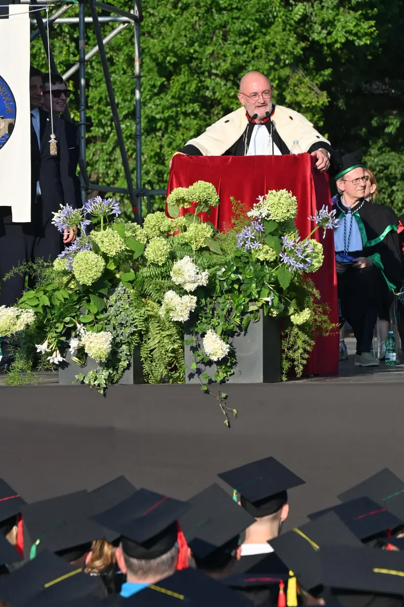 La cerimonia dei laureati a Campo Marte