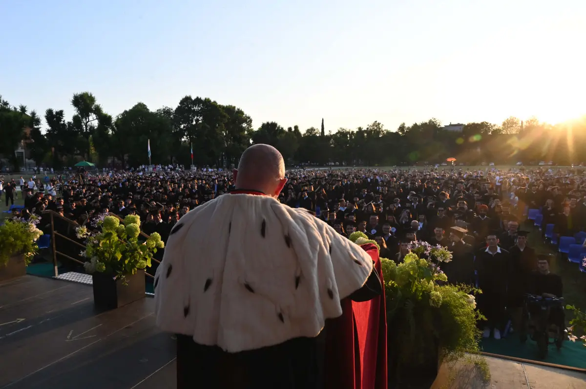 La cerimonia dei laureati a Campo Marte