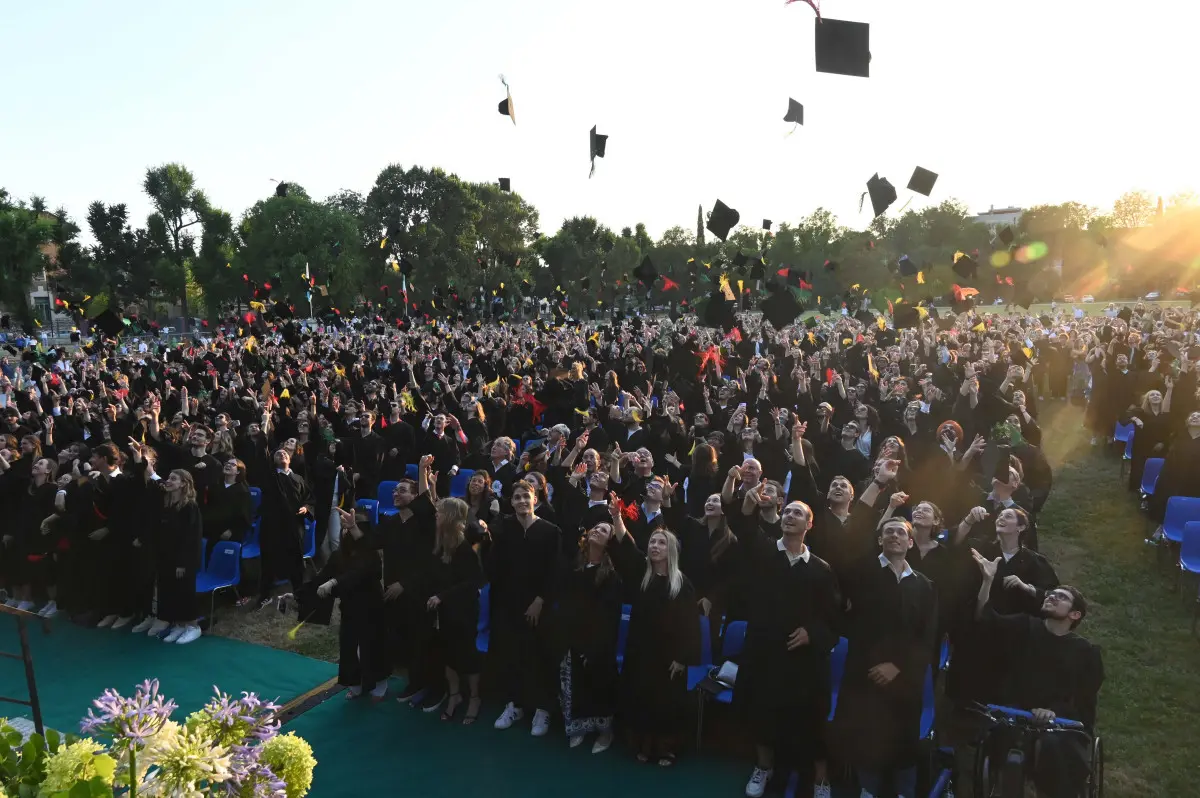 La cerimonia dei laureati a Campo Marte