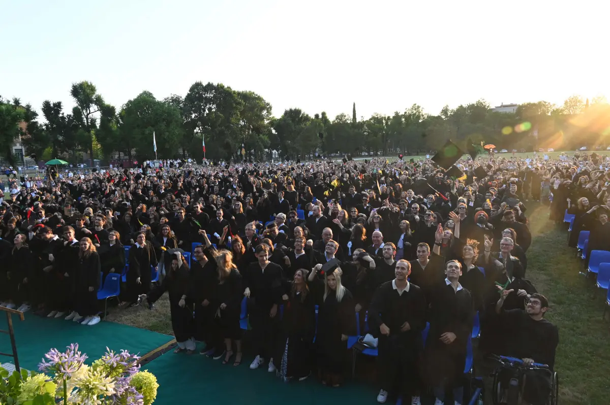 La cerimonia dei laureati a Campo Marte