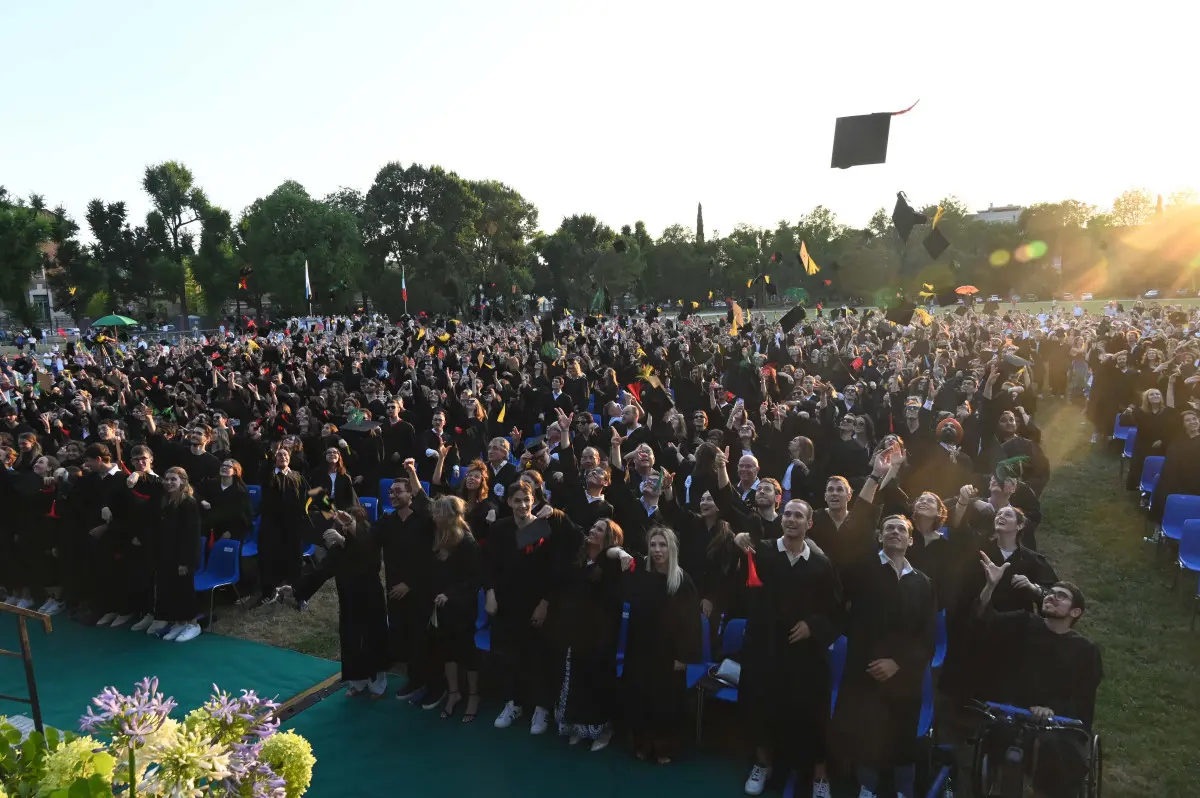 La cerimonia dei laureati a Campo Marte
