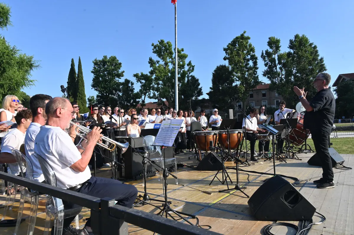 La cerimonia dei laureati a Campo Marte