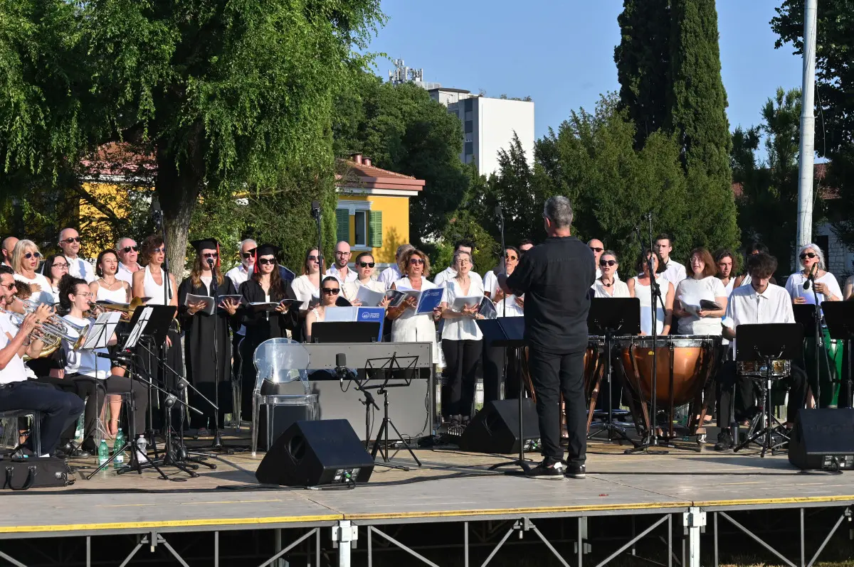 La cerimonia dei laureati a Campo Marte