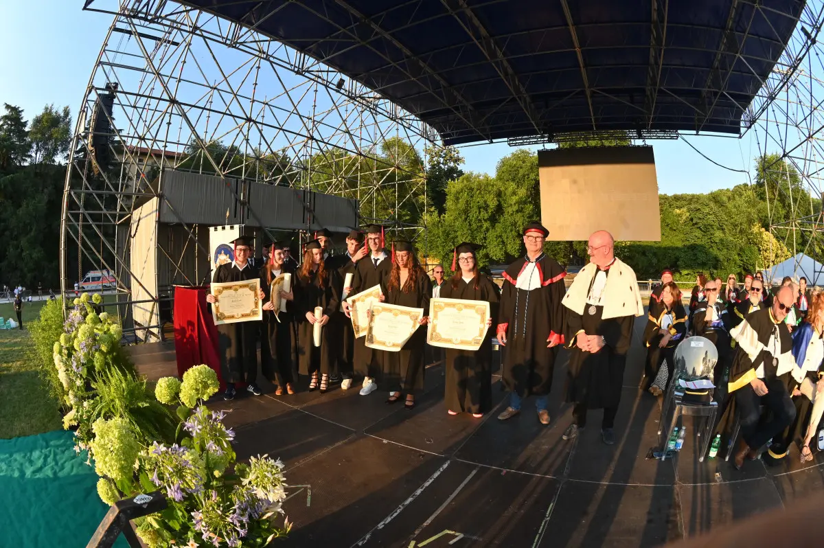La cerimonia dei laureati a Campo Marte