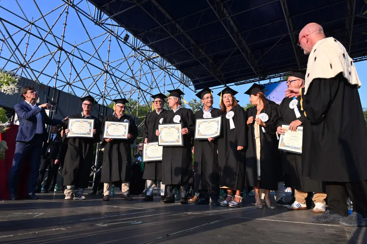La cerimonia dei laureati a Campo Marte