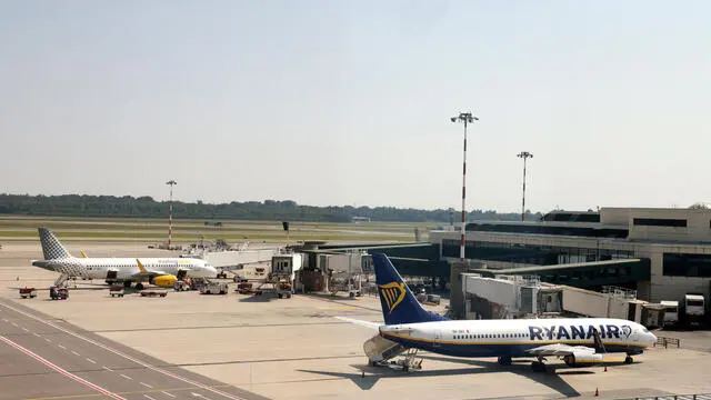 Due veicoli fermi all’aeroporto di Milano Malpensa. Diversi voli sono in ritardo o sono stati cancellati a causa di uno sciopero di 24 ore nel settore del trasporto aereo. Milano 8 Settembre 2023. ANSA / MATTEO BAZZI