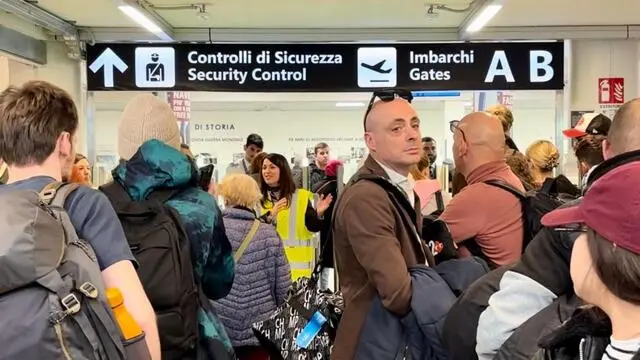 Passeggeri in fila al check-in dopo che i voli sono tornati regolari all'aeroporto di Ciampino, 5 Febbraio 2025. ANSA/TELENEWS