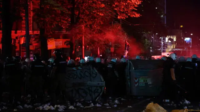 epa12203660 Protestors throw projectiles at riot police officers after a student-led rally in Belgrade, Serbia, 28 June 2025. University students are demanding accountability and calling on early elections after sixteen people died when the canopy of the newly renovated Novi Sad Railway Station collapsed on 01 November 2024. The station, which had been reopened on 5 July 2024 following renovations, was undergoing additional work shortly before the incident. EPA/ANDREJ CUKIC