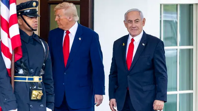 epa12016428 US President Donald J. Trump (C) greets Israeli Prime Minister Benjamin Netanyahu (R) as he arrives for a meeting at the West Wing of the White House in Washington, DC, USA, 07 April 2025. President Trump and Prime Minister Netanyahu’s East Room press conference has been cancelled. EPA/SHAWN THEW