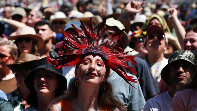 epa12202579 Festival goers watch US singer Brandi Carlile perform on the Pyramid Stage during day four of the Glastonbury Festival at Worthy Farm near Pilton, Somerset, Britain, 28 June 2025. The Glastonbury Festival of Contemporary Performing Arts 2025 runs from 25 to 29 June 2025. EPA/ANDY RAIN