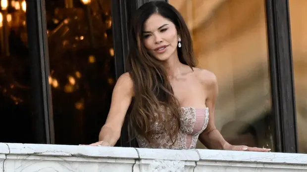 epa12203553 Lauren Sanchez Bezos on the balcony of the Aman hotel before departing to attend the last party of their wedding celebrations the day after their wedding in Venice, Italy, 28 June 2025. EPA/DANIEL DAL ZENNARO