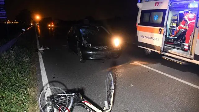 Un uomo è morto mentre un altro è rimasto ferito dopo essere stati investiti, in sella a una sola bicicletta, dalla vettura di una ragazza che stava tornando dal lavoro a Inzago (Milano) lungo la strada Padana superiore, 30 giugno 2019. Uno dei due, entrambi egiziani, è morto in ospedale. La ragazza alla guida, 27 anni, non li ha pertanto visti e li ha travolti. La giovane si è fermata per i soccorsi ed è apparsa sotto choc. ANSA/DANIELE BENNATI
