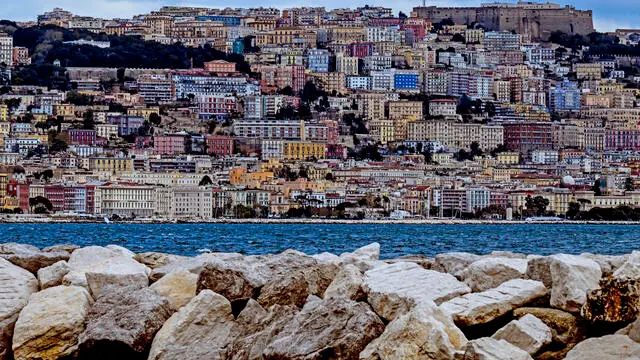 L' agglomerato di case e palazzi dal lungomare di Napoli alla collina del Vomero visto da Posillipo, 1 aprile 2025 ANSA / CIRO FUSCO