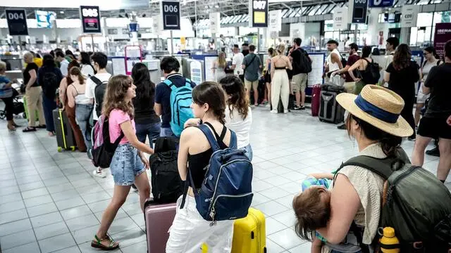 PasseggerI in fila per i ritardi accumulati per causa bug Microsoft areoporto di Caselle. Torino 19 luglio 2024 ANSA/TINO ROMANO