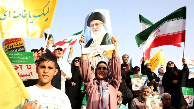 epa12195053 Iranians hold portraits of Iranian supreme leader Ayatollah Ali Khamenei during a rally in Tehran, Iran, 24 June 2025. Israel's military accused Iran of violating a ceasefire by launching missiles into Israeli airspace. Iran's General Staff of the Armed Forces Abdolrahim Mousavi denied firing any missiles towards Israel, Iranian state media reported. EPA/ABEDIN TAHERKENAREH