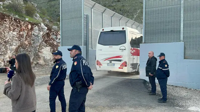 L’arrivo dei migranti al centro di Gjader (Domenico Palesse)