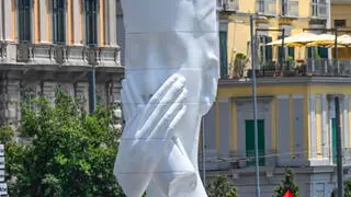 Il corteo dei migranti scesi in piazza a Napoli per dire no alle attese per il rilascio e il rinnovo del permesso di soggiorno" e "alle difficoltà nell'accesso alla protezione internazionale per chi fugge da guerre, miseria e sfruttamento". 14 giugno 2025. ANSA/ CIRO FUSCO