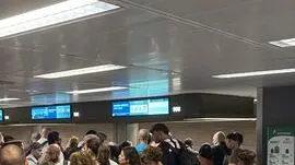 Passeggeri in attesa del volo Milano-Cagliari per un rallentamento al sistema di trasmissione dati del Centro di controllo d'area di Milano, 29 giugno 2025. ANSA