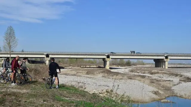 Una panoramica del letto arido del Piave, in località Priula nel trevigiano, dove la portata del fiume è al minimo, ripresa il 31 marzo 2012. ANSA/ANDREA MEROLA