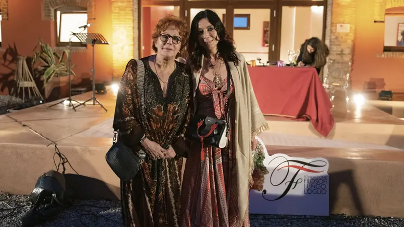 Francesca Nodari (a destra) con la psicoterapeuta Maria Rita Parsi - © www.giornaledibrescia.it