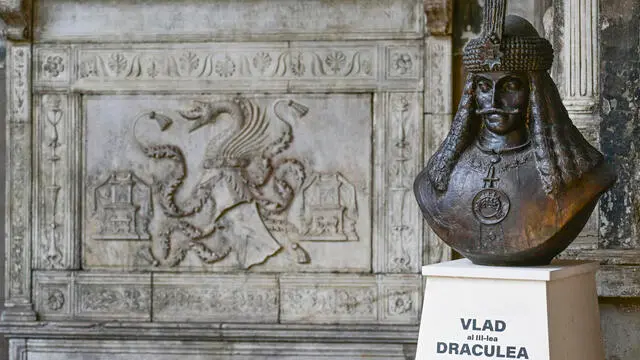 Un busto raffigurante Vlad III di Valacchia, il personaggio che ispiro il “Dracula” di Bram Stoker, installato davanti a quella che per alcuni studiosi potrebbe essere la sua tomba ospitata nel complesso monumentale di Santa Maria La Nova a Napoli, 10 aprile 2024 ANSA/ CIRO FUSCO