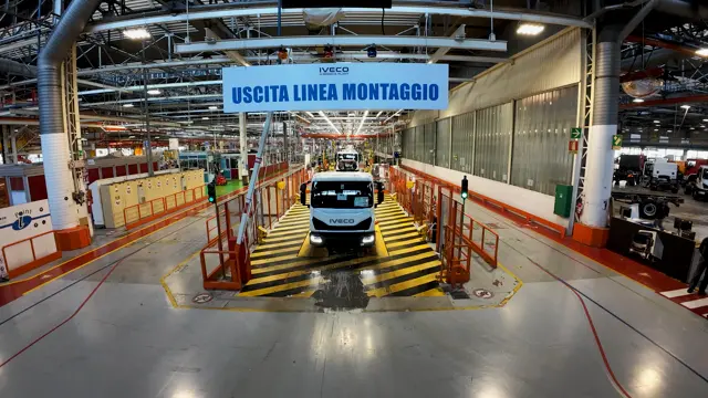 L'uscita dalla linea di montaggio Iveco - © www.giornaledibrescia.it