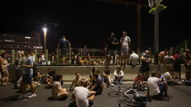 epa12205522 Protestors block the traffic at the 'Gazela' bridge in Belgrade, Serbia, 29 June 2025. Following a major student protest in Belgrade on 28 June 2025, which ended in clashes with police and several arrests, demonstrations and blockades quickly spread across Serbia as protesters demanded the release of those detained and called for early elections. EPA/ANDREJ CUKIC