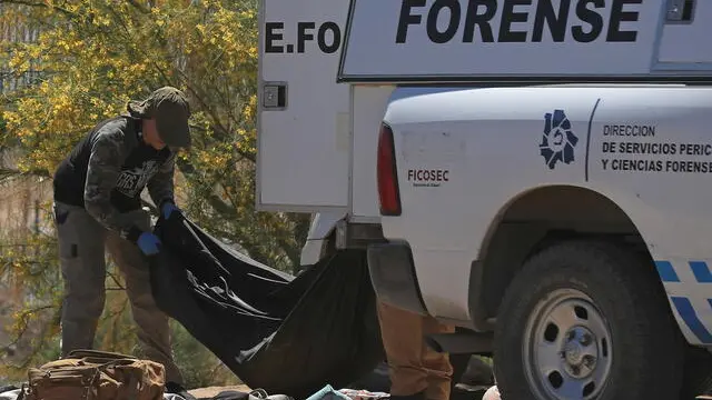 epa11348988 Forensic experts work in the area where the body of a migrant was found, in Ciudad Juarez, Chihuahua state, Mexico, 17 May 2024. Mexican authorities on 17 May found a migrant dead along the Rio Bravo, on the border between Ciudad Juarez and El Paso, Texas. EPA/Luis Torres ATTENTION EDITORS: EXPLICIT GRAPHIC CONTENT