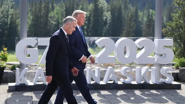 epa12180112 (L-R) Canadian Prime Minister Mark Carney and US President Donald Trump depart after a family photo during the Group of Seven (G7) Summit at the Kananaskis Country Golf Course in Kananaskis, Alberta, Canada, 16 June 2025. World leaders gather from 15 to 17 June 2025 for the annual G7 Summit. EPA/LUDOVIC MARIN / POOL