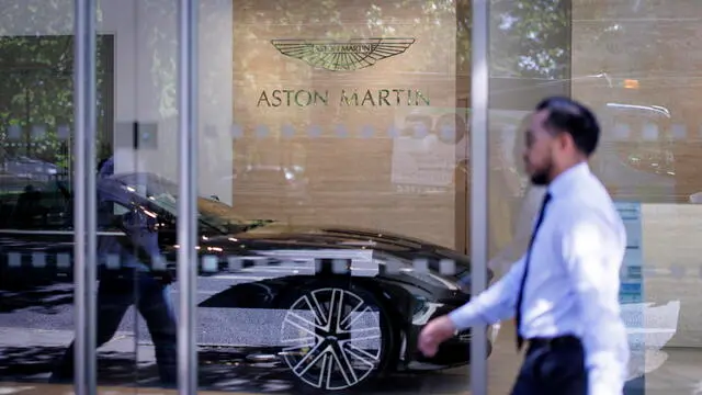 epa12087024 A man walks past an Aston Martin dealership in central London, Britain, 09 May 2025. The US and UK agreed a trade deal to reduce import taxes and tariffs on some items, which will see the tax on vehicles exported from the UK to the US to be reduced from 27.5% to 10%, according to the British government. The deal has a quota of 100,000 UK cars, almost the total amount the UK exported in 2024. EPA/TOLGA AKMEN