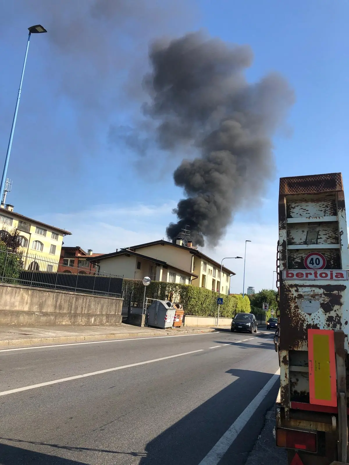 Il mezzo andato a fuoco a San Zeno