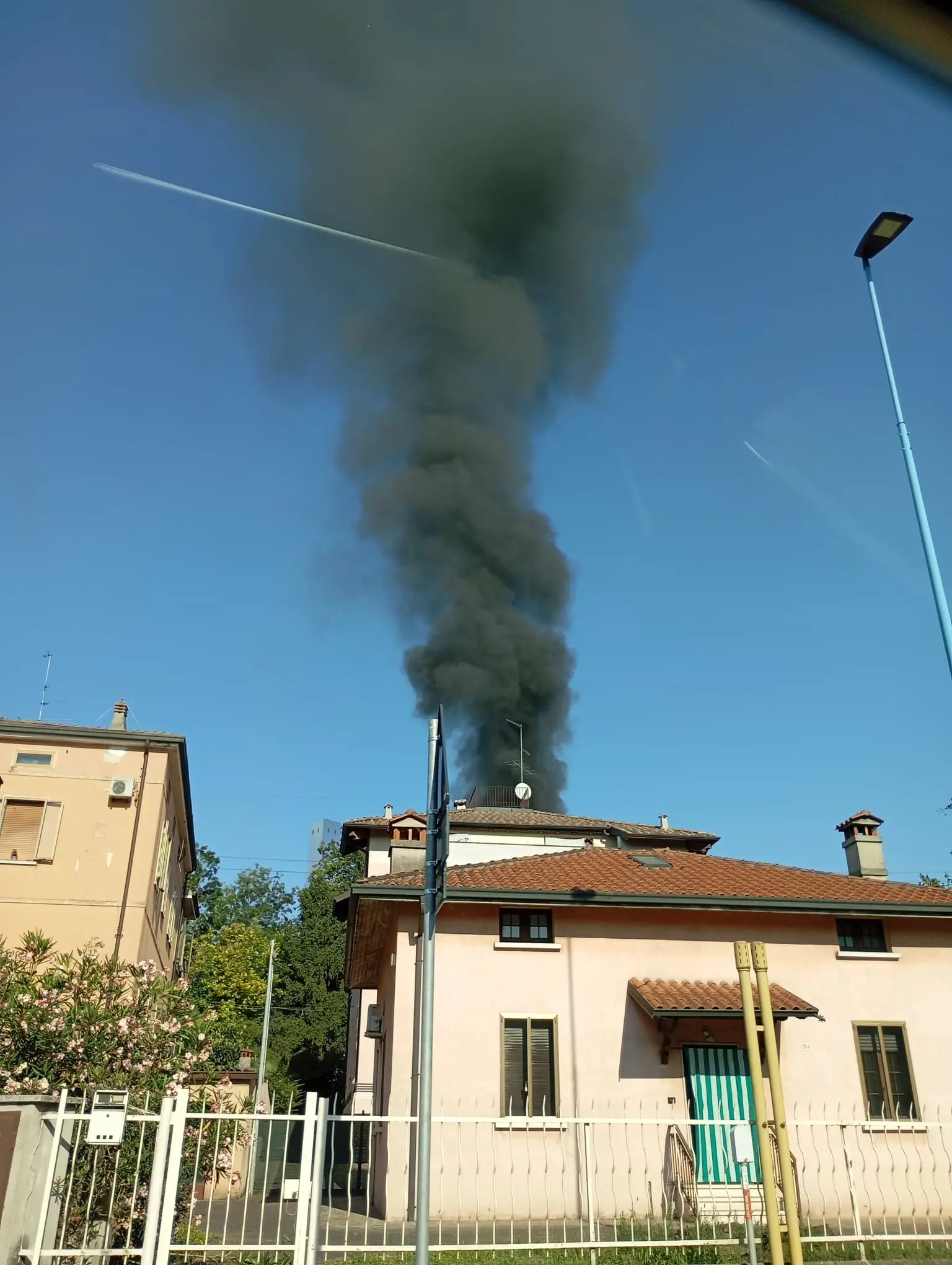 Il mezzo andato a fuoco a San Zeno