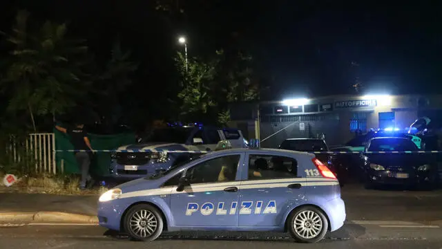 Una donna, non ancora identificata, è stata trovata morta a Milano all'interno di un'auto parcheggiata in via Valtellina, nel quartiere Isola, 30 giugno 2025. ANSA/PAOLO SALMOIRAGO