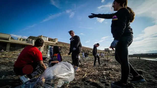 Volontari di varie associazioni ambientaliste durante un'operazione di riqualificazione della spiaggia libera di San Giovanni a Teduccio, Napoli, 2 dicembre 2019. ANSA/CESARE ABBATE