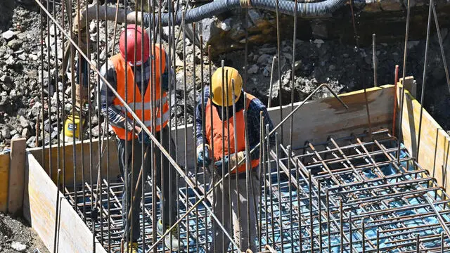 Operai edili al lavoro sotto il sole in un cantiere. Genova, 31 luglio 2023. ANSA/LUCA ZENNARO