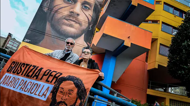 Oggi Mario Paciolla, il cooperante Onu trovato morto il 15 luglio del 2020 in Colombia, avrebbe compiuto 38 anni e per ricordarlo genitori, amici e gli studenti e del Liceo Vittorini di Napoli si sono dati appuntamento davanti alla suo liceo per un flash mob davanti al grande murale che lo ritrae realizzato dallo street artist Jorit. Durante l'iniziativa i genitori di Mario, Pino Paciolla e Anna Motta, hanno ribadito che non crederanno mai alla versione del suicidio e che dal processo in corso a Roma (il gip si è riservato di decidere sull'istanza di rigetto di archiviazione chiesto dalla famiglia) si aspettano chiarezza sull'episodio. ANSA/CIRO FUSCO