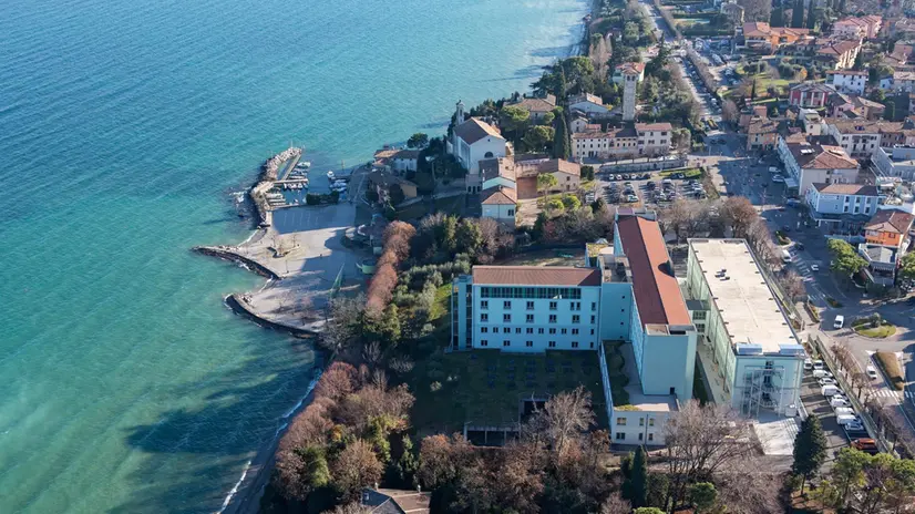 La palazzina fronte lago a Desenzano sarà soggetta a riqualificazione - © www.giornaledibrescia.it