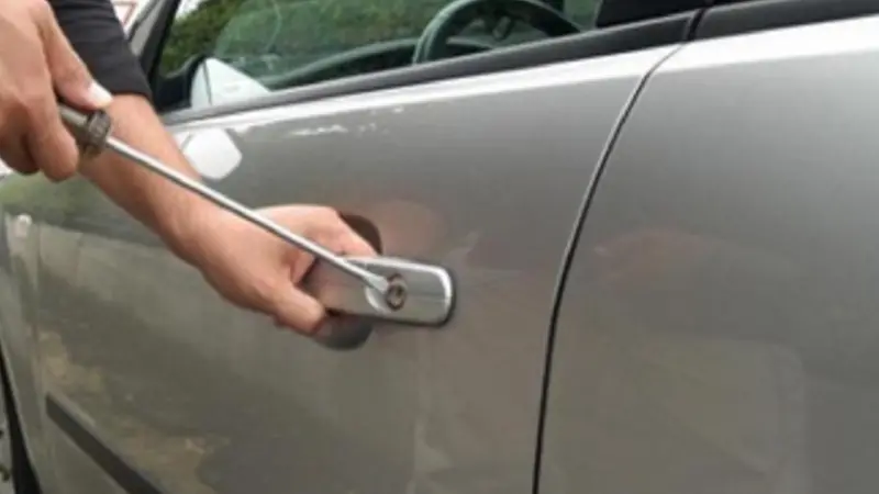 L'uomo è stato sorpreso alla guida dell'auto appena rubata - © www.giornaledibrescia.it