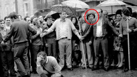 la fotografia dove si vede Toffaloni sul luogo della strage, sentenza Marco Toffaloni strage di piazza Loggia , Brescia 3 aprile 2025. Ansa Archivio S.C.