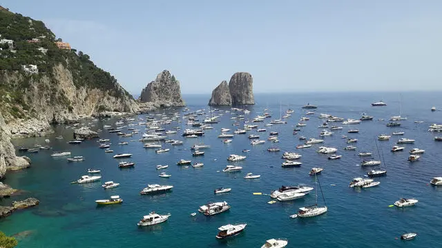 Estate: allerta meteo per ondate di calore in Campania, tutti a mare. Incredibile invasione di barche oggi a Capri nello specchio acqueo davanti ai Faraglioni